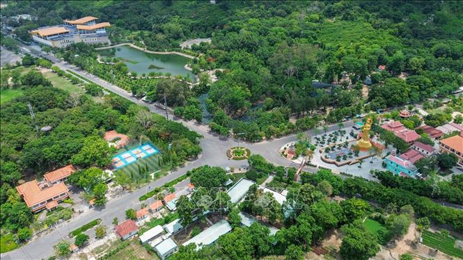 Với những giá trị về cảnh quan, văn hóa và tâm linh, Núi Bà Đen tiếp tục là hạt nhân thúc đẩy du lịch Tây Ninh phát triển bền vững. Ảnh: Giang Phương - TTXVN
