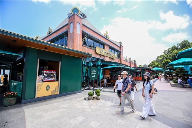 Nhà ga cáp treo hiện đại đưa du khách lên núi, mở ra hành trình khám phá cảnh quan và các điểm tham quan trên núi Bà Đen. Ảnh: Giang Phương - TTXVN.