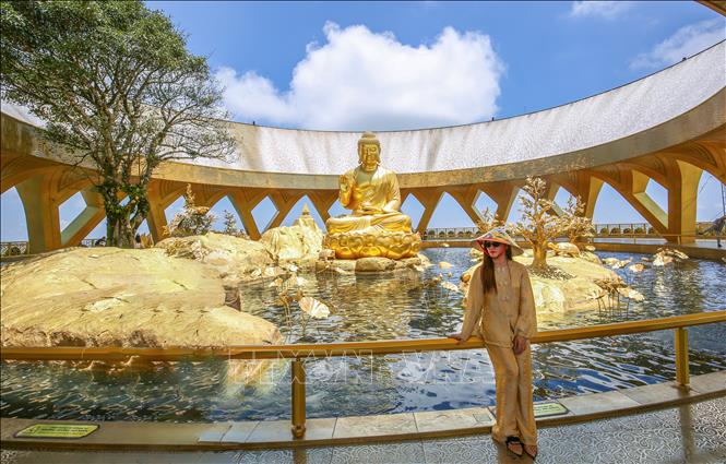 Tượng Đức Phật Câu Na Hàm Mâu Ni uy nghiêm giữa không gian thanh tịnh trên đỉnh núi Bà Đen, tạo điểm nhấn tâm linh và kiến trúc độc đáo thu hút du khách. Ảnh: Giang Phương - TTXVN.