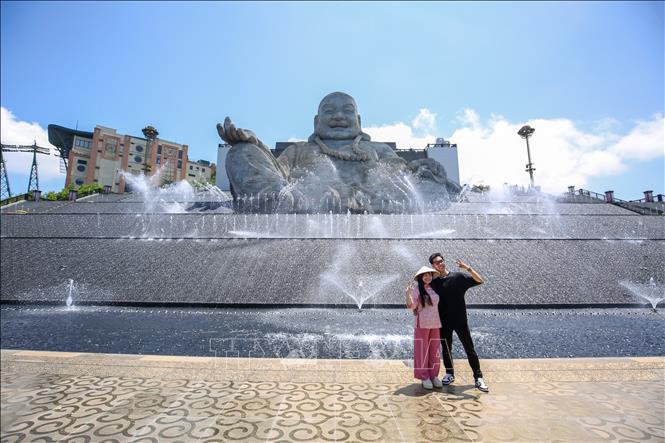 Du khách lưu lại những khoảnh khắc đáng nhớ với màn trình diễn nhạc nước trên đỉnh núi Bà Đen. Ảnh: Giang Phương – TTXVN.