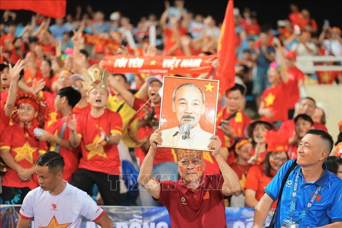 Khán giả đến sân cổ vũ cho đội tuyển Việt Nam. Ảnh: Minh Quyết - TTXVN