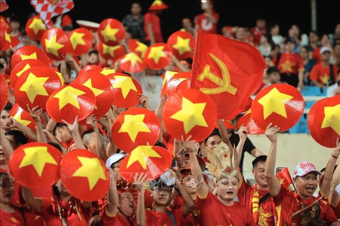 Khán giả đến sân cổ vũ cho đội tuyển Việt Nam. Ảnh: Minh Quyết - TTXVN