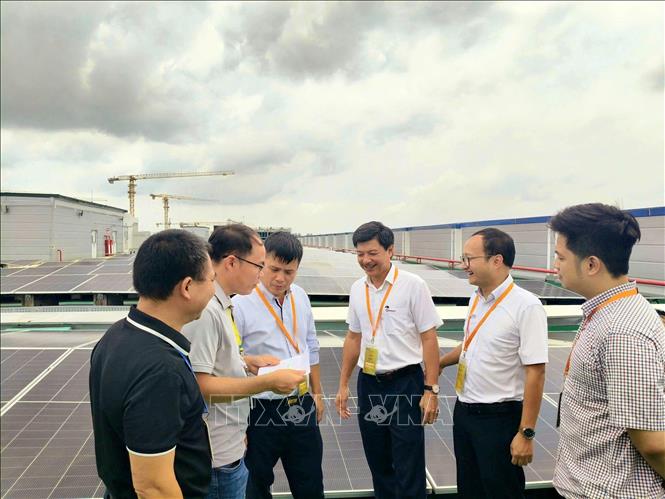 Đoàn công tác khảo sát việc lắp đặt, vận hành hệ thống điện mặt trời mái nhà tại Công ty trách nhiệm hữu hạn Precision Technology Component Fulian. Ảnh: Đồng Thúy - TTXVN