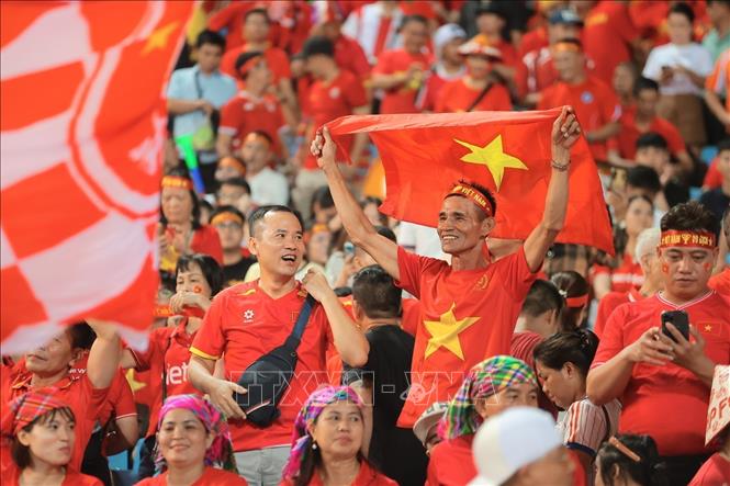 Khán giả đến sân cổ vũ cho đội tuyển Việt Nam. Ảnh: Minh Quyết - TTXVN