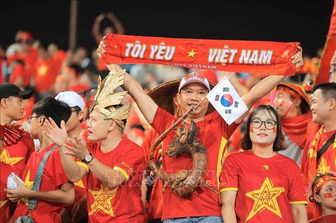 Khán giả đến sân cổ vũ cho đội tuyển Việt Nam. Ảnh: Minh Quyết - TTXVN