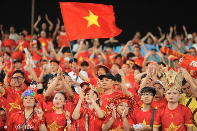 Khán giả đến sân cổ vũ cho đội tuyển Việt Nam. Ảnh: Minh Quyết - TTXVN