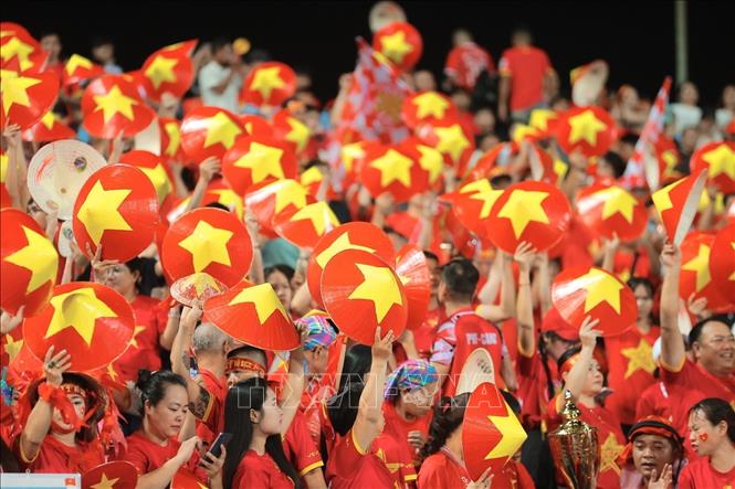 Khán giả đến sân cổ vũ cho đội tuyển Việt Nam. Ảnh: Minh Quyết - TTXVN
