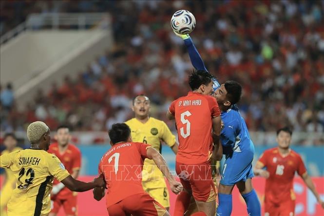 Pha đấm bóng chính xác của thủ thành Malaysia. Ảnh: Minh Quyết - TTXVN