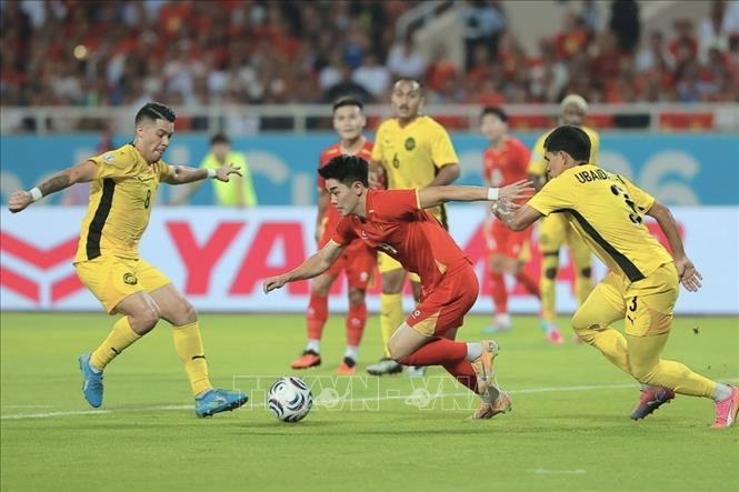 Nỗ lực đi bóng của Đình Bắc. Ảnh: Minh Quyết - TTXVN