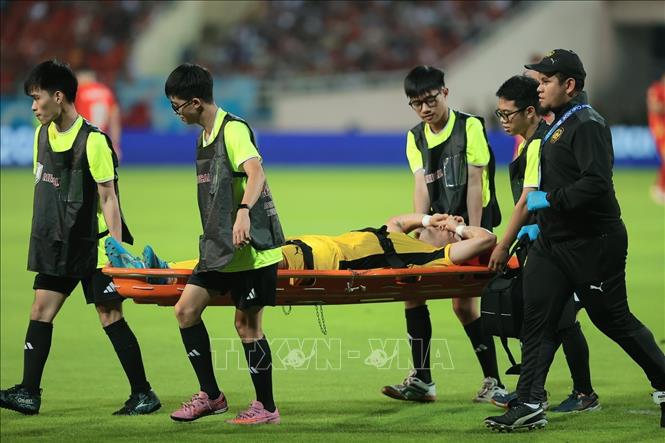 Cầu thủ Aguero (số 8, Malaysia) phải rời sân bằng cáng do bị chấn thương. Ảnh: Minh Quyết - TTXVN