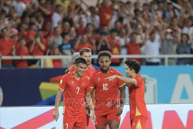 Xuân Son ăn mừng với đồng đội sau khi ghi bàn mở tỷ số ở phút 63 của trận đấu. Ảnh: Minh Quyết - TTXVN