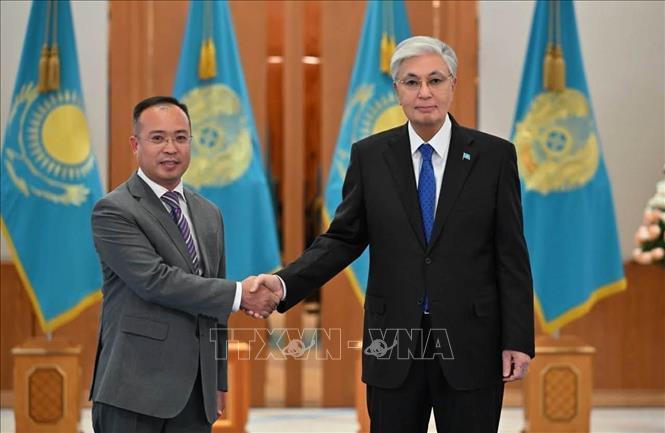 Đại sứ Nguyễn Thành Lê trình Quốc thư lên Tổng thống Kazakhstan. Ảnh: TTXVN phát