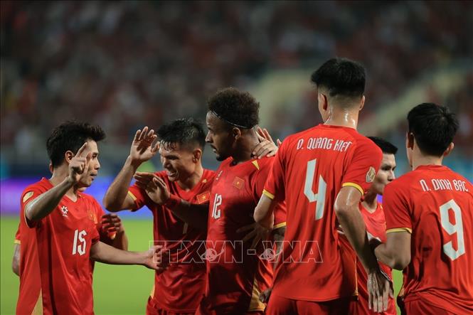 Xuân Son ăn mừng với đồng đội sau ghi bàn thắng ấn định chiến thắng 2-0 cho đội tuyển Việt Nam ở phút 89. Ảnh: Minh Quyết - TTXVN