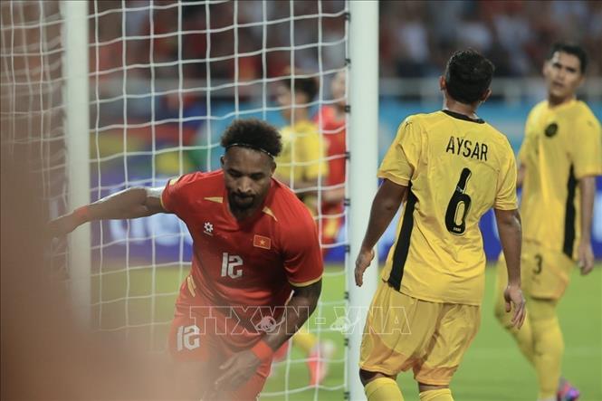 Xuân Son ghi bàn thắng ấn định chiến thắng 2-0 cho đội tuyển Việt Nam ở phút 89. Ảnh: Minh Quyết - TTXVN