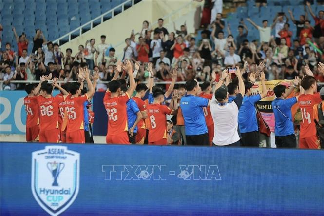Các cầu thủ Việt Nam chia vui với người hâm mộ sau trận đấu. Ảnh: Minh Quyết - TTXVN