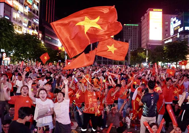 Người hâm mộ tại phố đi bộ Nguyễn Huệ vỡ òa cảm xúc khi Nguyễn Xuân Son ghi bàn, mở tỷ số cho đội tuyển Việt Nam trong trận bán kết lượt về ASEAN Hyundai Cup 2026. Ảnh: Trung Tuyến - TTXVN 