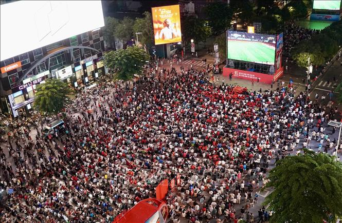 Phố đi bộ Nguyễn Huệ kín người hâm mộ theo dõi trận bán kết lượt về ASEAN Hyundai Cup 2026, tạo nên “chảo lửa” giữa trung tâm TP. Hồ Chí Minh. Ảnh: Trung Tuyến - TTXVN 