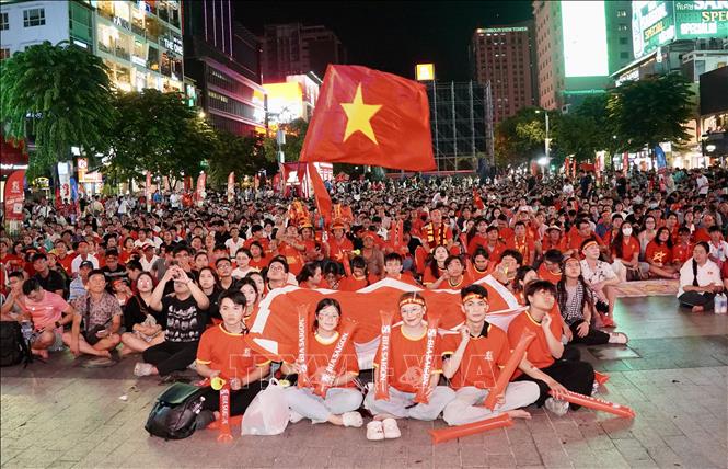 Đông đảo người hâm mộ TP. Hồ Chí Minh cùng hòa chung sắc đỏ, sẵn sàng tiếp lửa cho đội tuyển Việt Nam trong trận bán kết lượt về ASEAN Hyundai Cup 2026. Ảnh: Trung Tuyến - TTXVN 