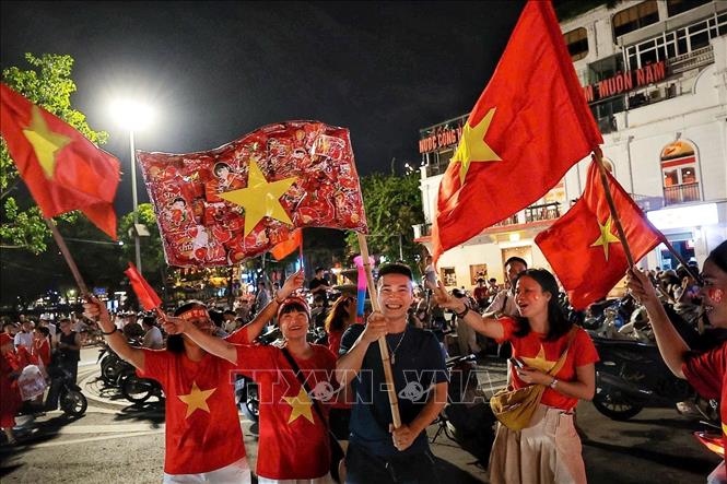 Màu đỏ của lá cờ Tổ quốc tô thắm mọi nẻo đường trong đêm chiến thắng của đội tuyển Việt Nam. Ảnh: Phạm Tuấn Anh - TTXVN