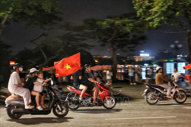 Màu đỏ của lá cờ Tổ quốc tô thắm mọi nẻo đường trong đêm chiến thắng của đội tuyển Việt Nam. Ảnh: Phạm Tuấn Anh - TTXVN