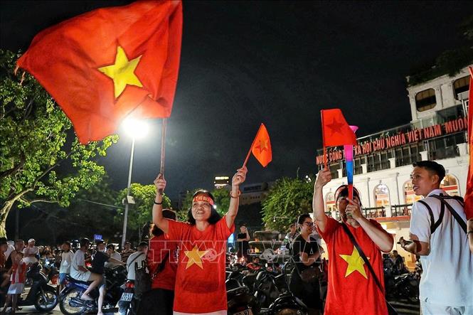 Người dân đổ ra đường ăn mừng chiến thắng của đội tuyển Việt Nam. Ảnh: Phạm Tuấn Anh - TTXVN
