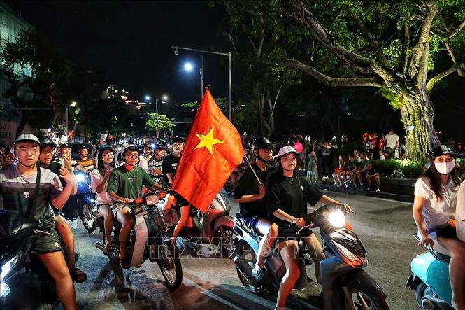 Người dân đổ ra đường ăn mừng chiến thắng của đội tuyển Việt Nam. Ảnh: Phạm Tuấn Anh - TTXVN
