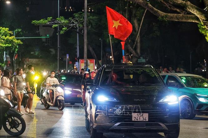 Người dân đổ ra đường ăn mừng chiến thắng của đội tuyển Việt Nam. Ảnh: Phạm Tuấn Anh - TTXVN