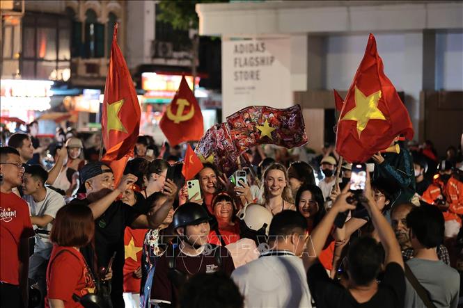 Người dân Thủ đô hòa trong niềm vui chiến thắng của đội tuyển Việt Nam. Ảnh: Lê Đông - TTXVN