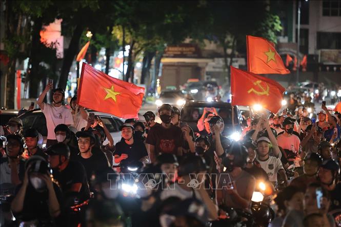 Người dân Thủ đô hòa trong niềm vui chiến thắng của đội tuyển Việt Nam. Ảnh: Lê Đông - TTXVN