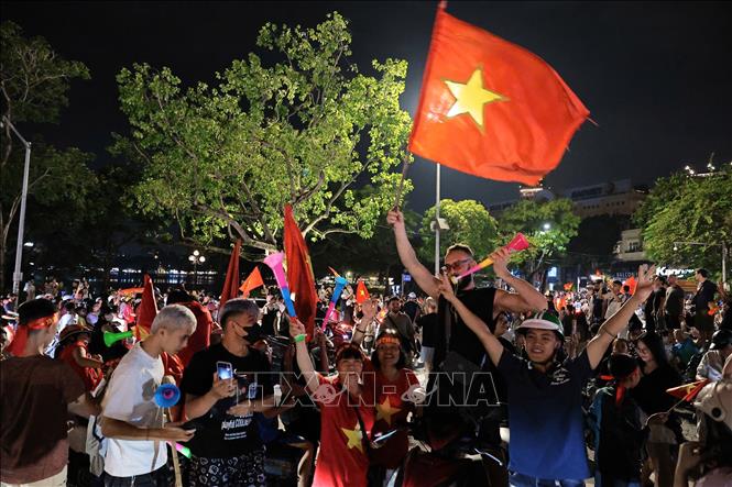 Người dân Thủ đô hòa trong niềm vui chiến thắng của đội tuyển Việt Nam. Ảnh: Lê Đông - TTXVN