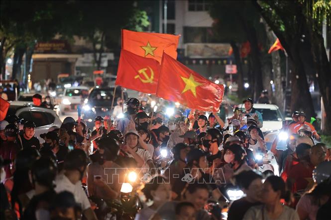 Người dân Thủ đô hòa trong niềm vui chiến thắng của đội tuyển Việt Nam. Ảnh: Lê Đông - TTXVN