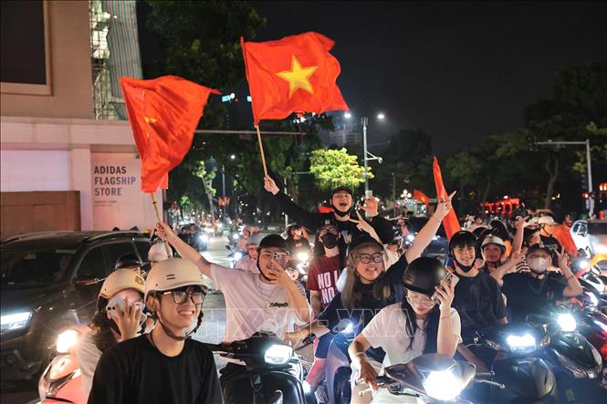 Người dân Thủ đô hòa trong niềm vui chiến thắng của đội tuyển Việt Nam. Ảnh: Lê Đông - TTXVN