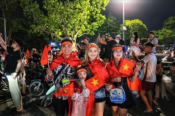 Người dân Thủ đô hòa trong niềm vui chiến thắng của đội tuyển Việt Nam. Ảnh: Phạm Tuấn Anh - TTXVN