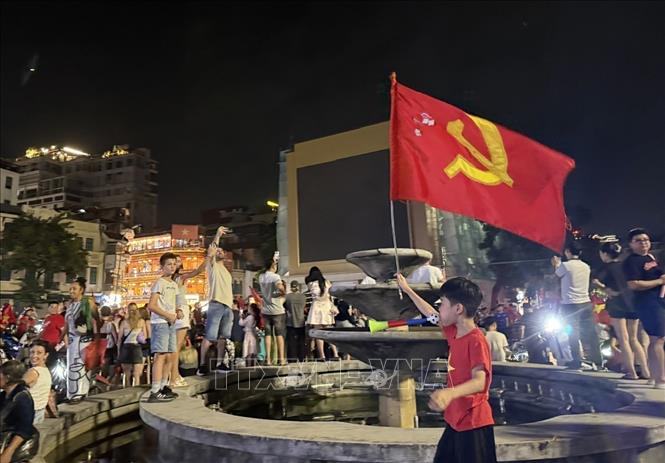 Niềm vui của người dân hòa cùng chiến thắng của đội tuyển Việt Nam. Ảnh: An Đăng - TTXVN