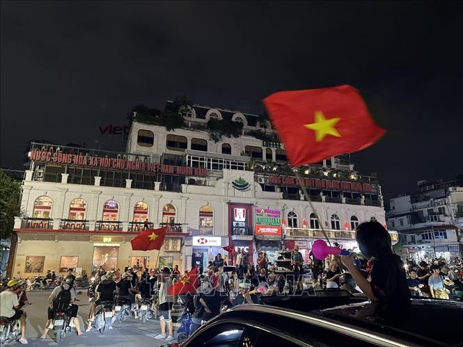Hà Nội có một đêm không ngủ trong niềm vui chiến thắng của đội tuyển Việt Nam. Ảnh: An Đăng - TTXVN