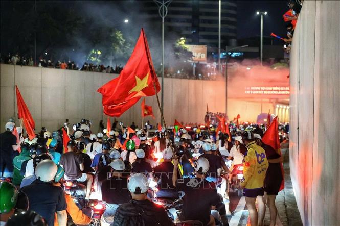 Người dân Hà Nội ăn mừng chiến thắng của đội tuyển Việt Nam. Ảnh: Phạm Tuấn Anh - TTXVN