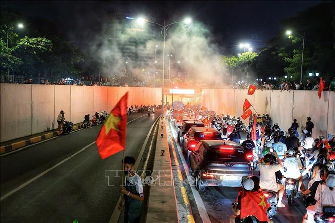 Người dân Hà Nội ăn mừng chiến thắng của đội tuyển Việt Nam. Ảnh: Phạm Tuấn Anh - TTXVN