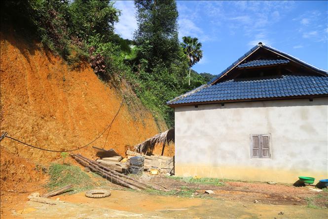 Tình trạng nhà ở nằm sát vách ta-luy dương dưới chân núi, đồi luôn đối mặt với nguy cơ sạt lở, đe dọa an toàn về công trình và tính mạng người dân. Ảnh: Xuân Tiến - TTXVN 