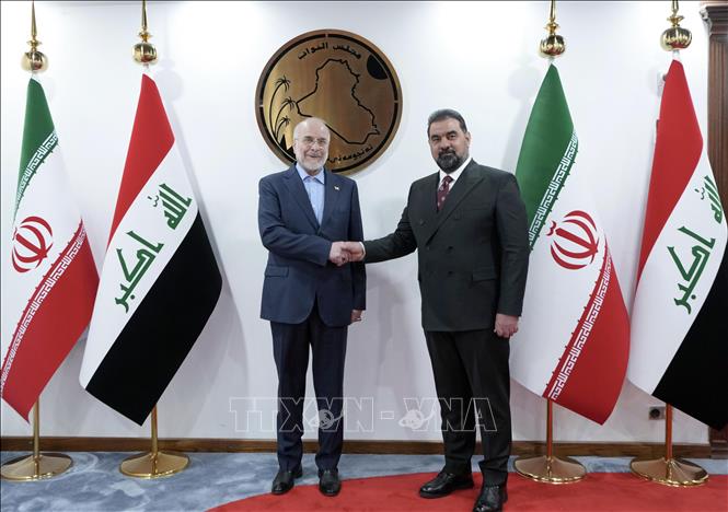 Chủ tịch Quốc hội Iraq Haibet al-Halbousi (phải) trong cuộc gặp Chủ tịch Quốc hội Iran Mohammad Baqer Qalibaf đang ở thăm Baghdad, ngày 19/8/2026. Ảnh: THX/TTXVN phát