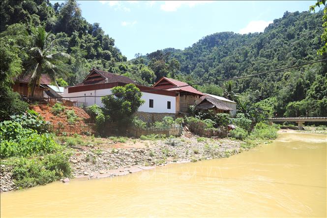 Khu vực miền núi phía Tây Nghệ An hiện còn hàng trăm khu vực, cụm dân cư sinh sống bên bờ sông, suối có nguy cơ xảy ra sạt lở, lũ ống lũ quét. Ảnh: Xuân Tiến - TTXVN 