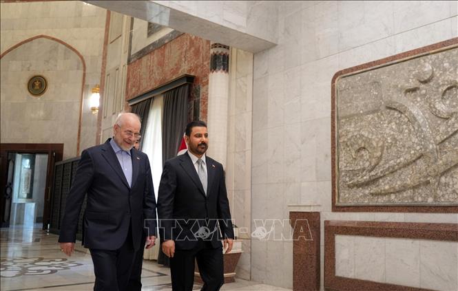 Thủ tướng Iraq Ali al-Zaidi (phải) hội kiến Chủ tịch Quốc hội Iran Mohammad Baqer Qalibaf đang ở thăm Baghdad, ngày 19/8/2026. Ảnh: THX/TTXVN phát