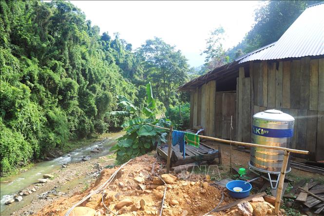 Do quỹ đất hạn chế, nhiều ngôi nhà ở miền núi phía Tây Nghệ An được dựng chênh vênh bên taluy sạt lở, ven sông suối, tiềm ẩn nguy hiểm trong mùa mưa. Ảnh: Xuân Tiến - TTXVN.