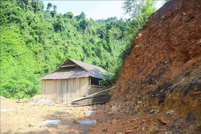 Tại các xã Mường Chọng, Bình Chuẩn, Nga My, Yên Hòa... (tỉnh Nghệ An) có nhiều ngôi nhà, cụm dân cư nằm trong vùng có nguy cơ sạt lở do nằm dưới chân núi, bên vách ta-luy dương. Ảnh: Xuân Tiến - TTXVN 