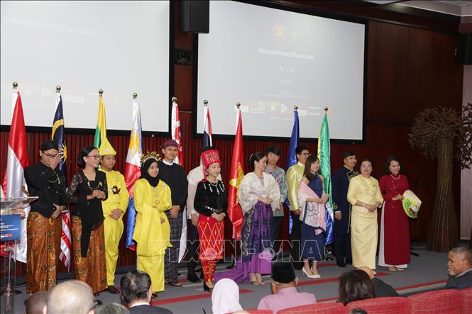 Tiết mục biểu diễn trang phục truyền thống của các nước ASEAN tại Lễ kỷ niệm. Ảnh: Đặng Huyền - PV TTXVN tại Nam Phi