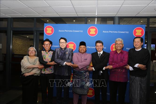 Các đại sứ ASEAN tại Nam Phi thể hiện tinh thần đoàn kết. Ảnh: Đặng Huyền - PV TTXVN tại Nam Phi