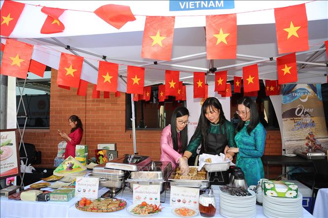 Chuẩn bị các món ăn truyền thống Việt Nam để giới thiệu tới bạn bè quốc tế. Ảnh: Trung Kiên - PV TTXVN tại Nam Phi