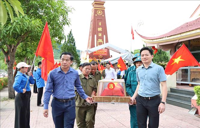 Lãnh đạo xã Can Lộc (Hà Tĩnh) làm lễ an táng hài cốt liệt sĩ tại Nghĩa trang liệt sĩ Can Lộc. Ảnh: Công Tường - TTXVN