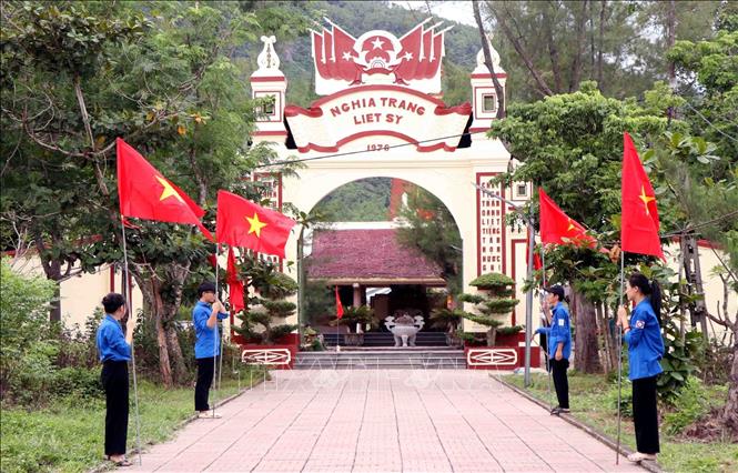 Đoàn viên, thanh niên tham gia lễ an táng hài cốt liệt sỹ tại xã Can Lộc (Hà Tĩnh). Ảnh: Công Tường - TTXVN
