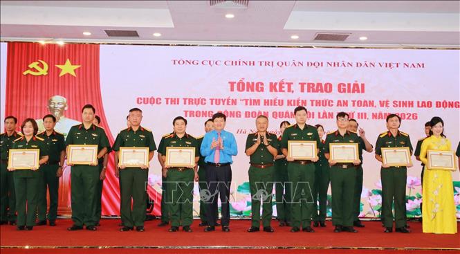 Thượng tướng Lê Quang Minh, Phó Chủ nhiệm Tổng cục Chính trị QĐND Việt Nam và lãnh đạo Tổng Liên đoàn Lao động Việt Nam trao Bằng khen của Tổng cục Chính trị QĐND Việt Nam cho các tập thể. Ảnh: Trọng Đức - TTXVN