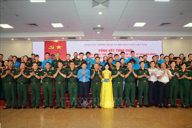 Thượng tướng Lê Quang Minh, Phó Chủ nhiệm Tổng cục Chính trị QĐND Việt Nam cùng đại biểu và các tập thể, cá nhân, tập thể đạt giải. Ảnh: Trọng Đức - TTXVN